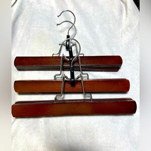 Set off 3 high-grade 11” wooden non- slip clamp hangers with 360 swivel hook.